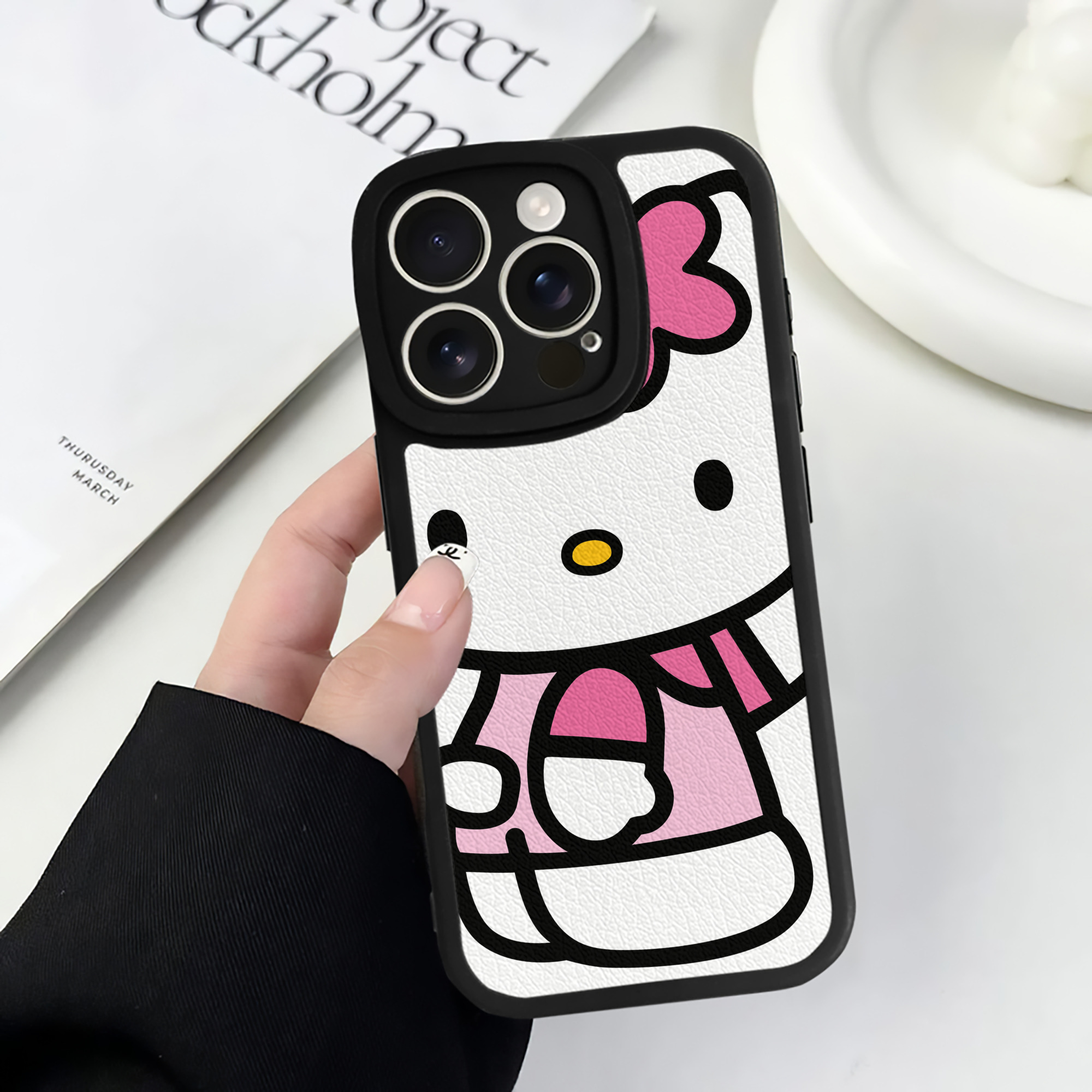 （画像用） Hello Kitty ハローキティ 【iPhone 16シリーズ対応】シリコンスマホケース（レザー調） 材質：シリコン